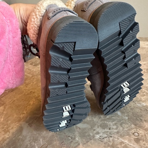 SOREL NL3337 Harlow Lace
Cozy WMNs 6 Gray Suede Ivory Shearling Laceup Boots - Picture 5 of 8